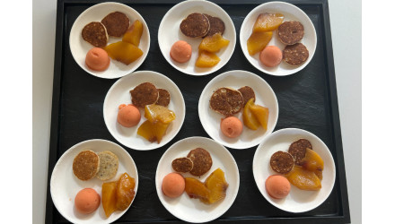 Gaufre à la moutarde moût de raisin, pêches caramélisées et sorbet tomate-moutarde provençale - Les Relais du Goût